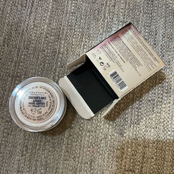 Anastasia Beverly Hills loose powder highlighter in Snowflake - Picture 1 of 4